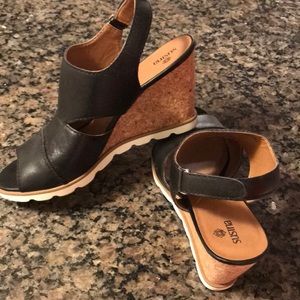 Sporty, lightweight cork wedges.